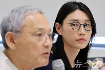 유인촌 장관 발언 내용 경청하는 김연경