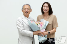 유인촌 장관에게 꽃다발 받는 국대 은퇴 이숙자