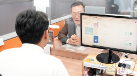 지원센터 상담사와 대화하는 이종호 장관