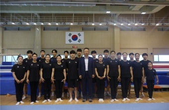 전중선 대한체조협회장, '파리 올림픽 훈련' 체조 대표팀 격려
