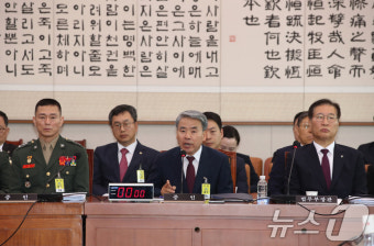 답변하는 이종섭 전 장관