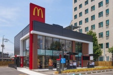 커피박 활용…맥도날드, 친환경 매장 군산조촌DT점