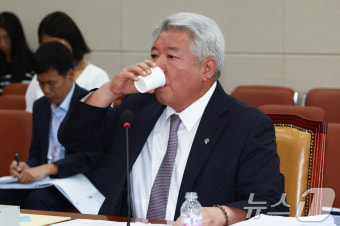 물 마시는 김홍일 방통위원장