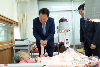 보훈요양원에서 국가유공와 인사 나누는 윤석열 대통령