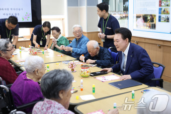 윤석열 대통령, 보훈요양원 국가유공자와 함께