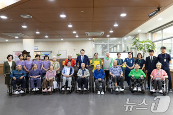 윤석열 대통령, 보훈요양원 국가유공자들과 함께
