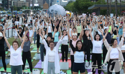 광화문광장에서 즐기는 달빛요가