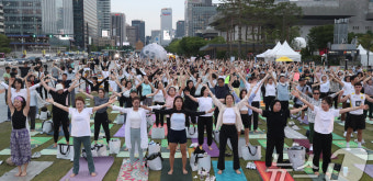 세계 요가의 날 맞아 광화문 달빛요가 개최