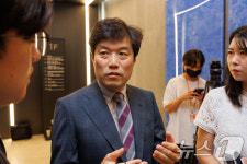 올특위 회의 참석하며 취재진 질문 답하는 최창민 전국의대교수 비대위원장