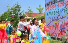 북한, 함경남도 장진군 백암농장 새집들이 진행…노래 소리 밤새 울려퍼져
