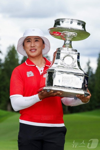 첫 LPGA 메이저 대회 우승컵 들고 기뻐하는 양희영