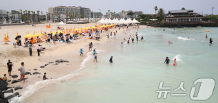 조기 개장한 제주 함덕해수욕장
