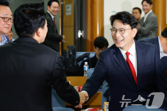 인사 나누는 윤상현·원희룡