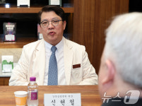 발언하는 신현철 원장