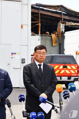 취재진 질문 받는 '화성 참사' 아리셀 대표