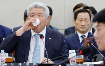 물 마시는 김홍일 방통위원장
