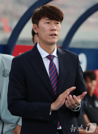 김은중 감독, '이달의 선수상' 수상한 이승우 보며 미소
