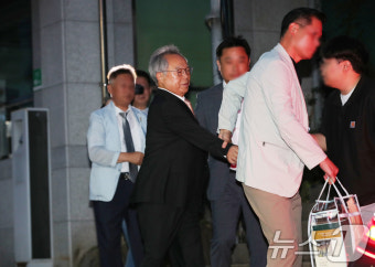 '여직원 성추행' 오거돈 전 부산시장 만기 출소
