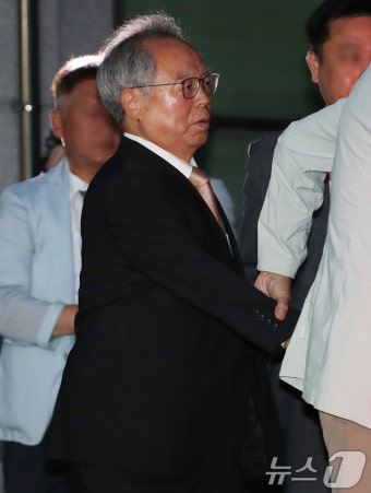 '여직원 2명 강제추행' 오거돈 전 부산시장 만기 출소
