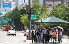 땡볕에 절실해…서울시, 역대급 폭염에 그늘막 369개 추가 설치