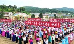 북한 박천군 봉린농장에서 새살림집 입사 모임 진행