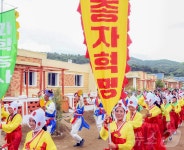 북한 박천군 봉린농장 새 살림집 경사에 주민들 춤판