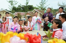 함께 나누는 기쁨…북한 박천군 봉린농장 입사모임