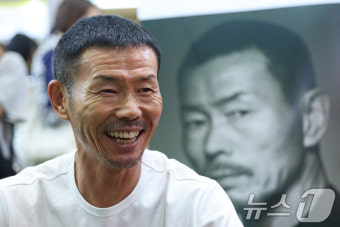아동학대 논란 속 사인회 참석한 손웅정 감독