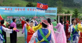 北 화평군 가림농장·구슬농장 살림집 입사모임…주민들 춤판