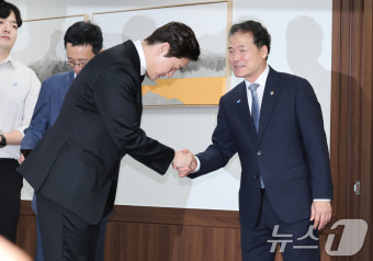 유지태와 인사하는 김영호 통일장관