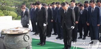 현충원 찾아 참배하는 우원식 국회의장