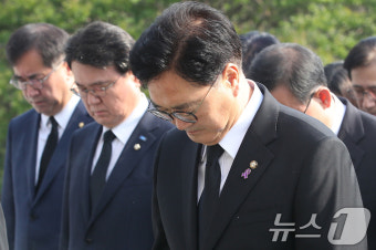 현충원 참배하는 우원식 국회의장