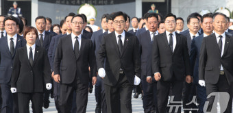 현충원 참배 마친 우원식 국회의장