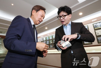 유엔기념공원 참배 후 기념품 전달받는 한동훈