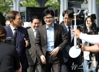 부산 유엔기념공원 찾은 한동훈 전 비대위원장