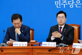 생각에 잠긴 박찬대 직무대행