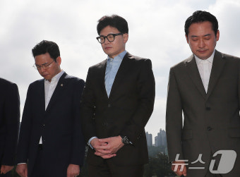 부산 유엔기념공원 참배하는 한동훈 전 비대위원장