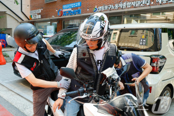 오토바이 탑승하는 윤상현 후보