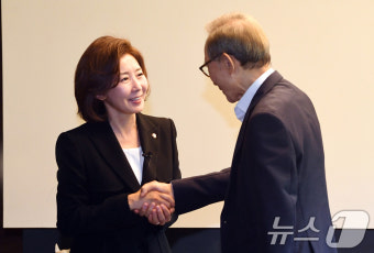 이명박 전 대통령과 인사하는 나경원 후보