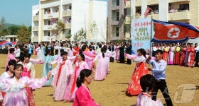 북한 새 시대 농촌혁명 강령 관철…평북서 새집들이 진행