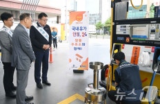 최남호 차관, 유류세 일부 환원 첫날 알뜰주유소 방문
