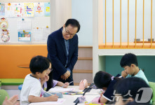 초등학교 늘봄학교 수업 참관하는 김승호 인사처장