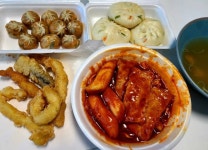 만원으로 둘이 배터지게 먹어…광장시장과 비교되는 대전 착한 분식집