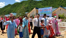 북한, 룡림군 고운농장에서 살림집 입사모임 진행