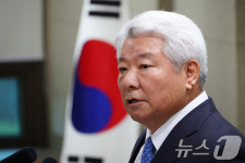 김홍일, 6개월 만에 사퇴