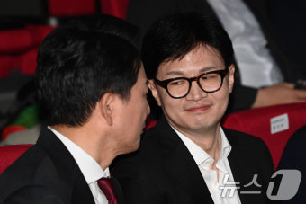정견발표 전 대화 나누는 한동훈·원희룡