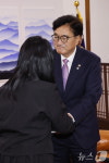 산재 사망 유가족 위로하는 우원식 의장