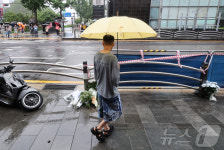 시청역 사고현장 바라보는 시민