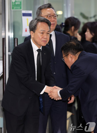 '시청역 사고' 직원 빈소 조문객 배웅하는 신한 진옥동 회장·정상혁 행장