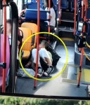 아침 6시 신촌서 버스 탄 남성, 바닥에 벌러덩…잠든 채 종점까지